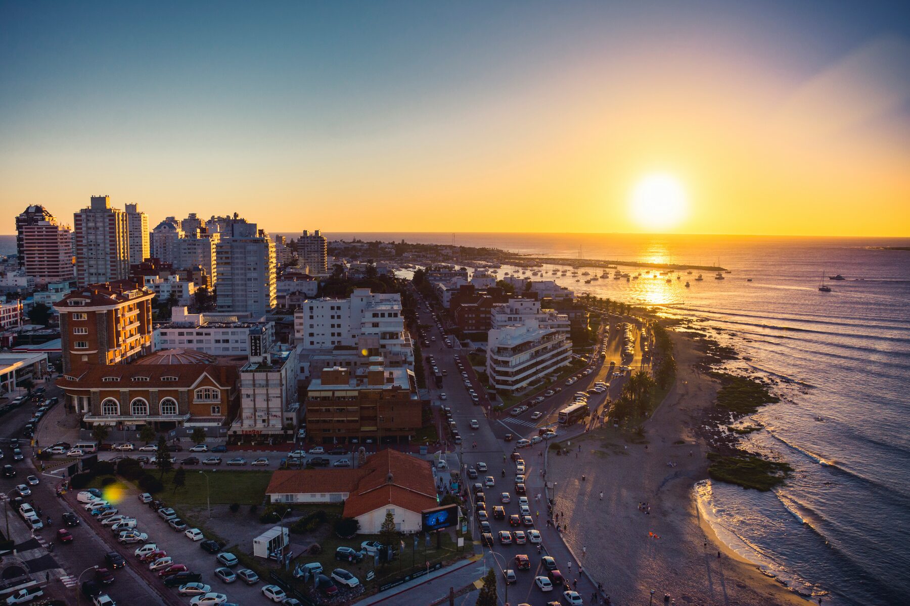 Vista aérea de Punta del Este al atardecer, Uruguay